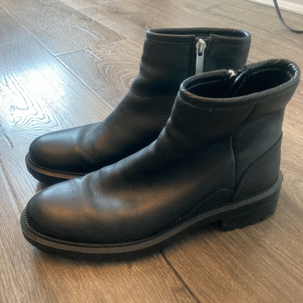 Aquatalia leather chelsea ankle boots size 7.5